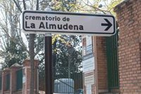 Trabajadores de funeraria municipal se concentran frente a Cibeles para pedir personal y medios que eviten otro colapso
