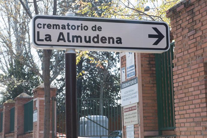 Cartel indicativo al lado del Cementerio de la Almudena.