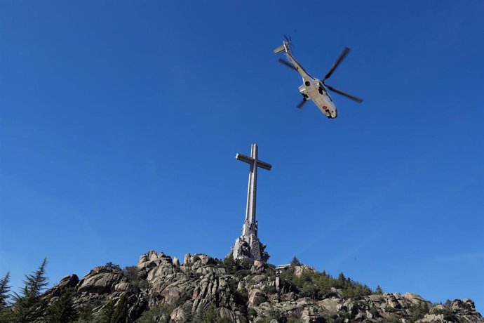 El helicóptero Super Puma del Ejército del Aire que traslada los restos mortales de Francisco Franco, despega la Basílica del Valle de Los Caídos rumbo al cementerio de El Pardo-Mingorrubio donde se procederá a la reinhumación del dictador, en Madrid, a