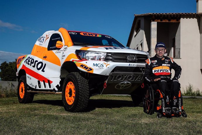 El piloto español de rally Isidre Esteve con el Toyota Hilux con el que competirá en el Rally Dakar 2021
