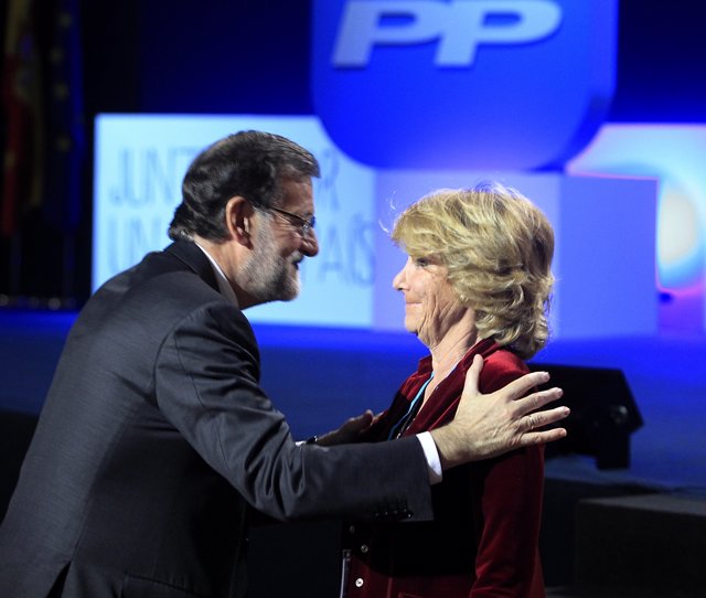 El presidente del gobierno Mariano Rajoy y la presidenta del partido popular en Madrid Esperanza Aguirre en la Convención Nacional del PP