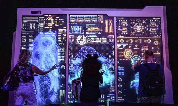 23 August 2019, US, Anaheim: Visitors checks out a hands-free touch display during the D23 Expo 2019. Photo: Jeff Gritchen/Orange County Register via ZUMA/dpa