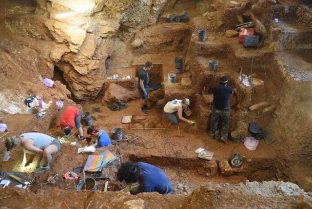 Vista de la excavación de las capas humana moderna temprana (primer plano) y neandertal (fondo) en Lapa do Picareiro.