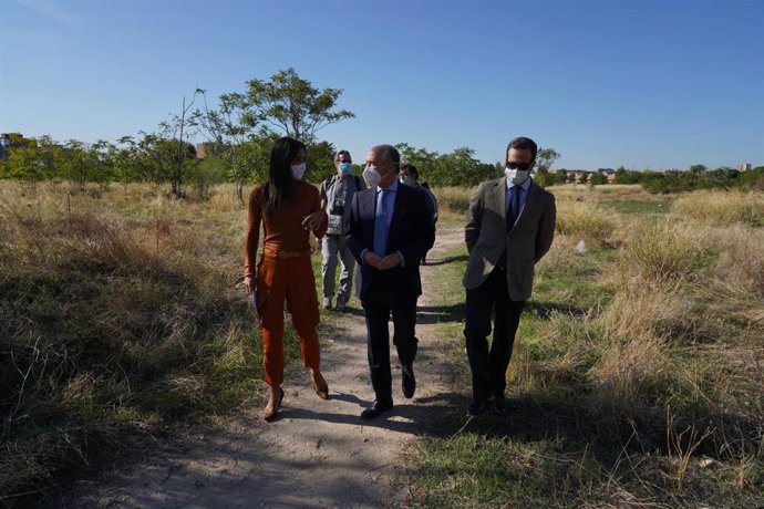 La vicealcaldesa, Begoña Villacís, y el delegado de Desarrollo Urbano, Mariano Fuentes, en los terrenos del antigua cárcel de Carabanchel