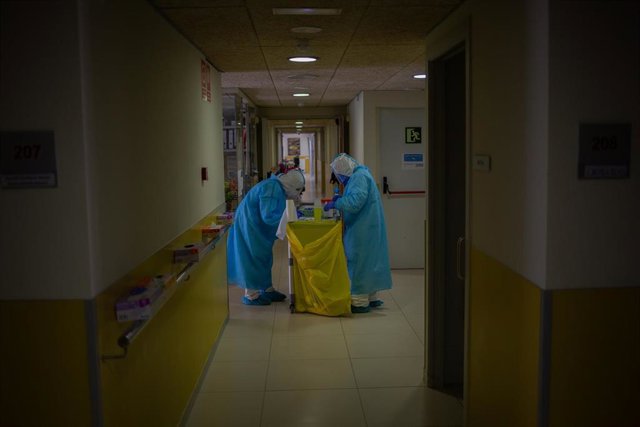 Preparan en un pasillo el material para realizar test rápidos de Covid-19 a los residentes  de una residencia, foto de archivo      