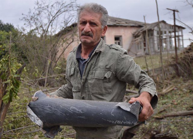 Un hombre con los restos de un proyectil en Nagorno Karabaj