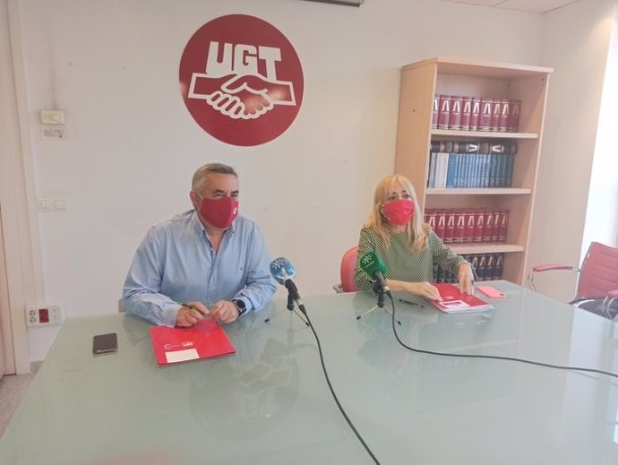 La secretaria general de UGT en Andalucía, Carmen Castilla, en una rueda de prensa con su homólogo de Granada, Juan Francisco Martín