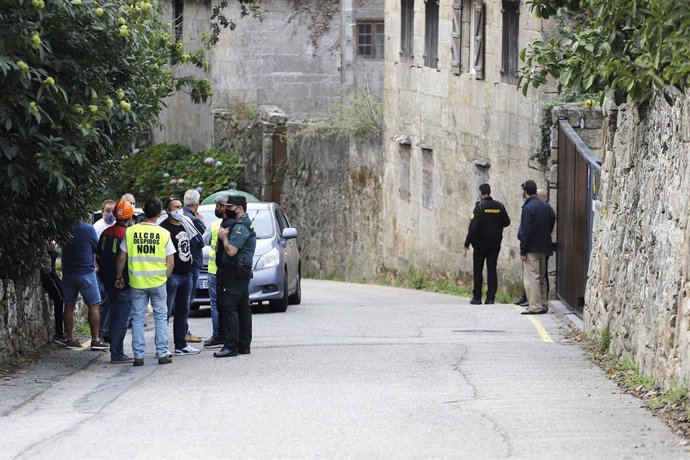 Representantes del comité de empresa de Alcoa a las puertas del Pazo de Cea, antes de la celebración de una mesa de negociación convocada por la compañía, en Nigrán, Pontevedra, Galicia (España).