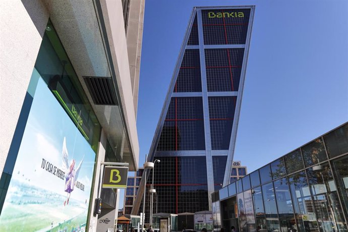 Logo y distintivo de Bankia en la torre Kio en la que se ubica la sede del banco.