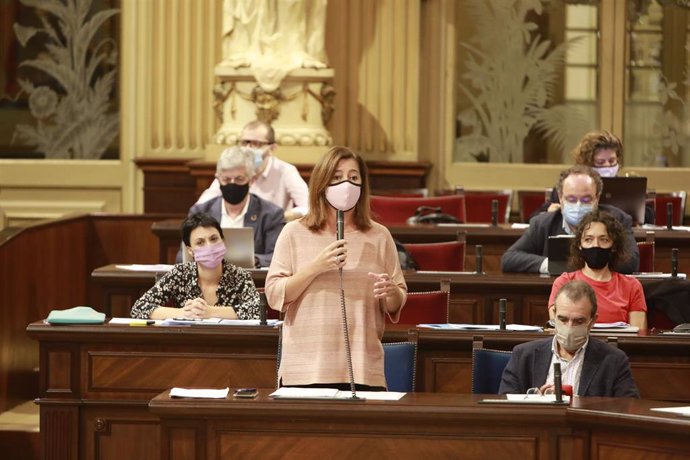 La presidenta del Govern, Francina Armengol, durante el pleno del Parlament.