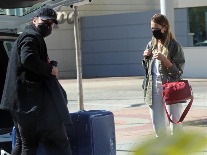 David Bustamante llegó a su domicilio cargado de maletas, y con su novia Yana Olina, después de varios días desaparecido