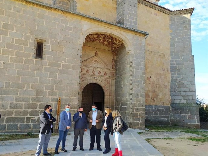 Visita del alcalde de Ávila,. Jesús Manuel Sánchez Cabrera, a la mejora de accesibilidad de la iglesia de Santiago.