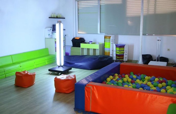 Lámparas ultravioleta con base móvil y mando a distancia