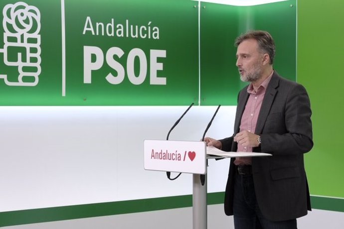 El portavoz parlamentario del PSOE-A, José Fiscal, este martes en rueda de prensa