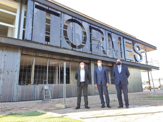 El alcalde de Salamanca, Carlos García Carbayo (centro), junto a los concejales Juan José Sánchez (i) y Fernando Rodríguez (d), en su visita a las obras del centro Tormes+.