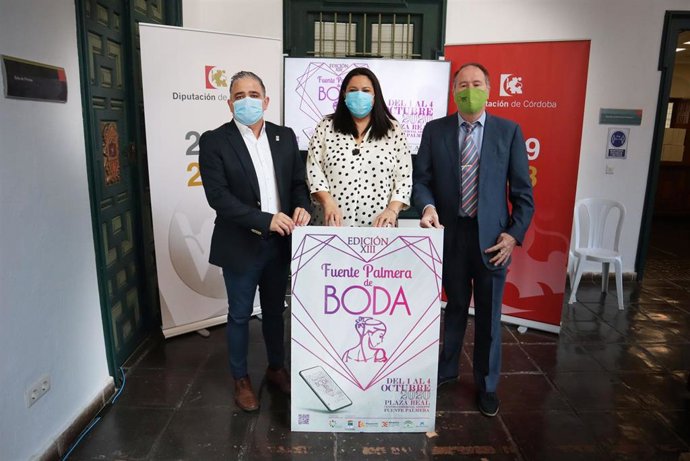 La presidenta de Iprodeco, Dolores Amo, el alcalde de Fuente Palmera, Francisco Javier Ruiz (izda.), y el presidente de la Asociación de Empresarios de Fuente Palmera, Manuel Jesús Adame, presentan Fuente Palmera de Boda