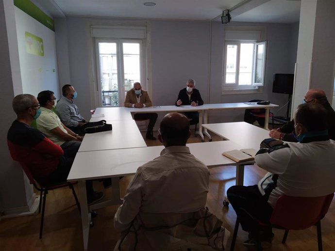 El portavoz del PRC, José María Fuentes Pila, con el comité de empresa de Ascan-Geaser