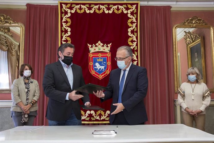 El alcalde de Pamplona, Enrique Maya, y el presidente de ANVITE, José Ignacio Toca, firman un conveno para la colocación de placas en las calles de Pamplona en las que hubo atentados de ETA.