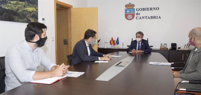El presidente de Cantabria, Miguel Ángel Revilla, con representantes de la Asociación  de Empresas de Ocio Nocturno de Cantabria