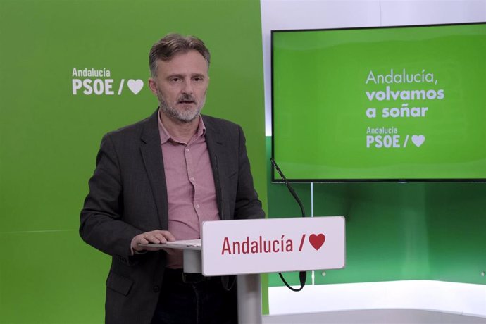 El portavoz parlamentario del PSOE-A, José Fiscal, en rueda de prensa.