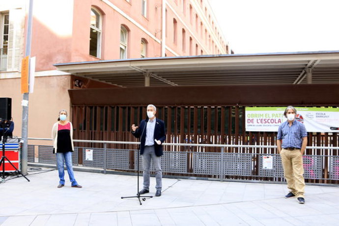 El director general de Centres Públics, Josep Gonzlez-Cambray; la gerent de l'ASPB, Carme Borrell, i el subdirector general de Vigilncia de Salut Pública, Jacobo Mendioroz, atenen els mitjans sobre cribratges, davant l'Escola Barrufet. 29/09/20 (Horit
