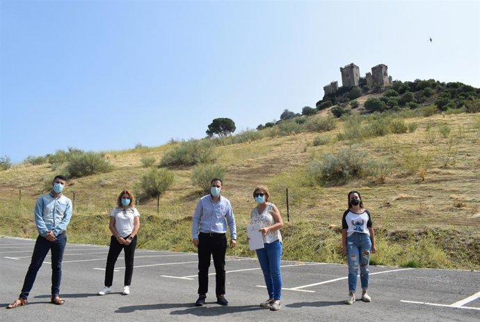 El delegado de Infraestructuras Rurales, Manuel Olmo (centro), en su visita a Almodóvar del Río