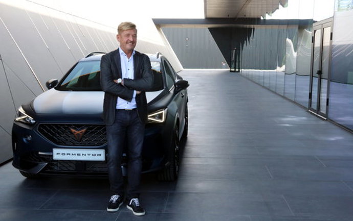 Imatge del president de Seat, Wayne Griffiths, amb un Cupra Formentor el 29 de setembre de 2020. (Horitzontal)