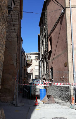 Pla general del carrer on s'han iniciat les obres d'ampliació del Museu dels dinosaures d'Isona el 29 de setembre del 2020. (vertical)