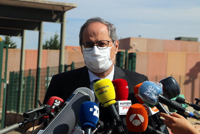 Pla mitj de Quim Torra atenent els mitjans de comunicació a Lledoners. Imatge del 29 de setembre del 2020. (Horitzontal)