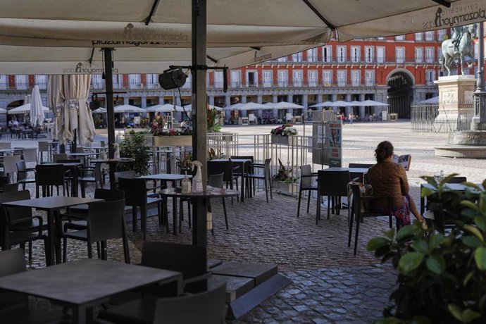 Personas en una terraza de Madrid (España), a 28 de septiembre de 2020.