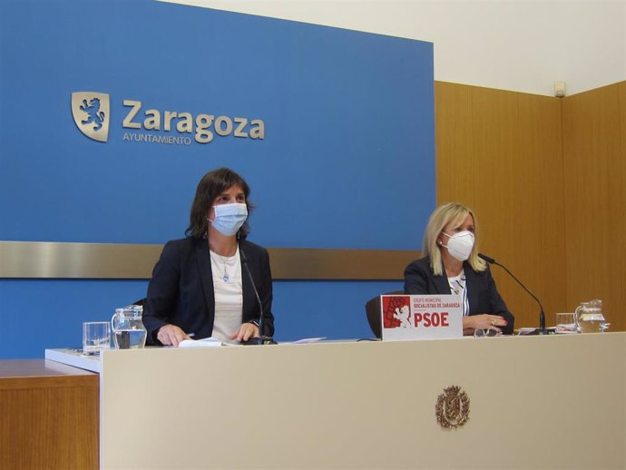 La portavoz del grupo municipal del PSOE, Lola Ranera, a la izquierda