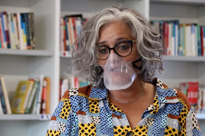 Primer pla d'una professora de l'INS Andreu Nin del Vendrell utilitzant una mascareta transparent. Imatge del 29 de setembre del 2020 (horitzontal)