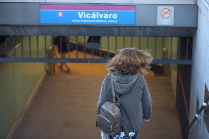 Imagen de una persona entrando al metro de Madrid.