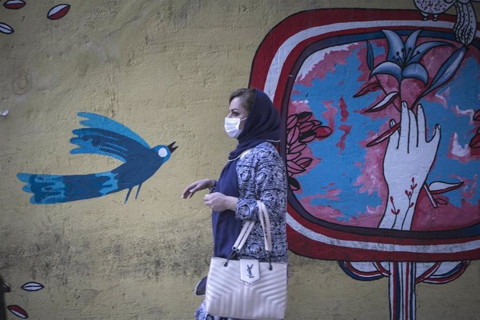 Una mujer con mascarilla en Teherán