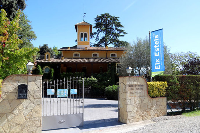 Pla general de la casa de colnies Mas Banyeres, de Centelles, antiga casa pairal de Jacint Verdaguer. Imatge del 25 de setembre del 2020. (Horitzontal)