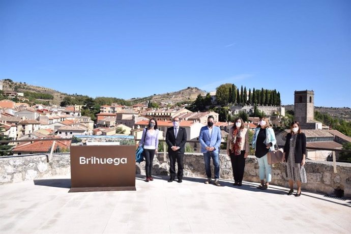 La consejera de Economía, Empresas y Empleo, Patricia Franco, visita el castillo de Brihuega.