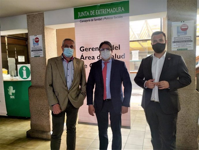 El consejero de Sanidad junto al presidente en funciones de la Diputación de Cáceres y el alcalde de Cáceres