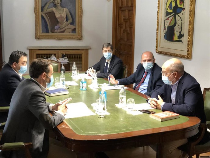 Francisco Igea (primer plano derecha) se reúne con el presidente de la Diputación de Valladolid (primer plano izquierda).