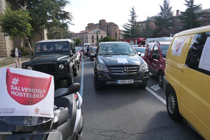 Manifestación en coche del sector de la hostelería en Ávila.