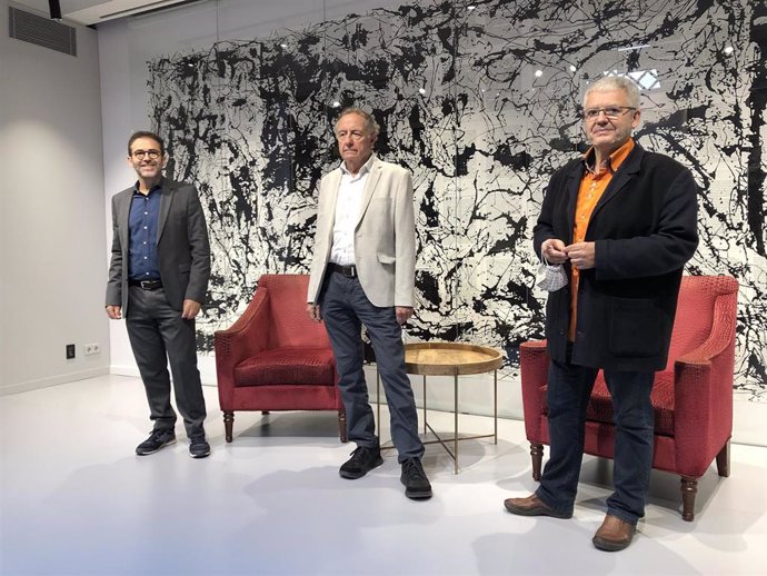 El escritor Mrius Serra (derecha), junto al presidente del Grup 96, Josep Ramoneda (centro), y el director editorial Emili Rosales, durante la presentación de las novedades del grupo este martes 29 de septiembre del 2020, en Barcelona.