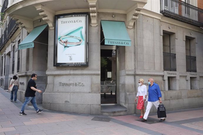 Varias personas pasan junto a la entrada de la tienda Tiffany de la calle José Ortega y Gasset, 10 de Madrid. Las ventas de compañía estadounidense de joyería retrocedieron un 45% entre febrero y abril, hasta 556 millones de dólares, ya que la empresa m