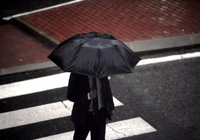 Una persona camina bajo la lluvia protegida con un paraguas, en Madrid (España) a 24 de septiembre de 2020. La ciudad ha registrado un chubasco intenso este jueves entre las 08.30 y las 10.00 horas en el que se han acumulado entre 17 y 19 litros por met