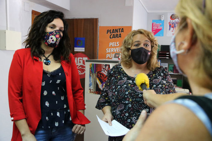Pla mitj de la delegada de l'UGT al Baix Peneds, Mar Vázquez, i la secretaria general de CCOO a Tarragona, Merc Puig, atenent la premsa el 29 de setembre del 2020 (horitzontal)
