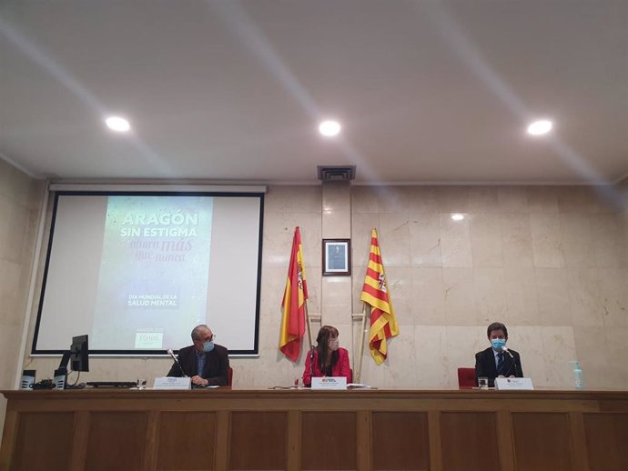 El presidente del Forún, Carlos Iglesis; la consejera de Sanidad, Sira Repollés, y el alcalde de Huesca, Luis Felipe