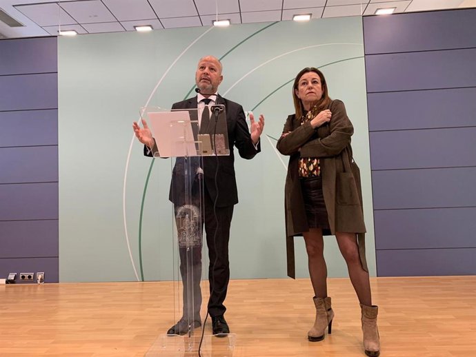 El consejero y la viceconsejera de Educación y Deporte, Javier Imbroda y María del Carmen Castillo, en una imagen de archivo.