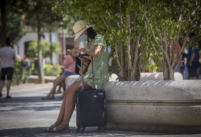 Una mujer con maleta en el entorno de la Catedral de Sevilla. 
