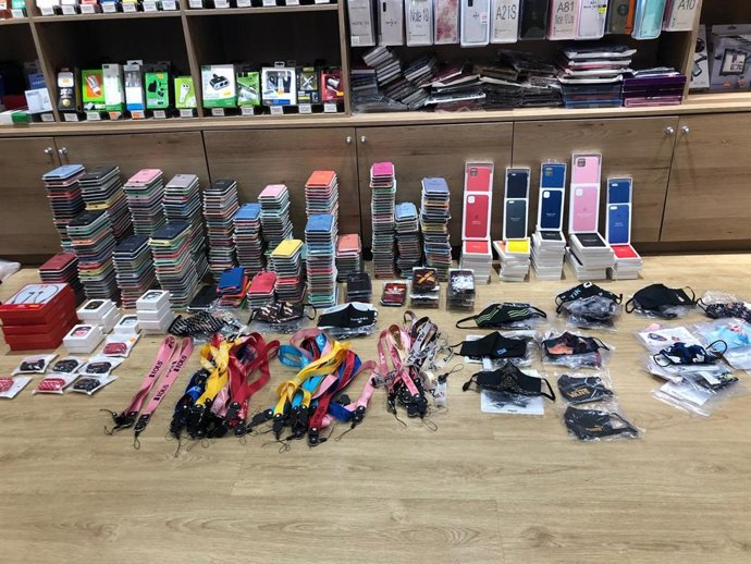 La Policía Local de Santa Cruz interviene más de un millar de productos falsificados