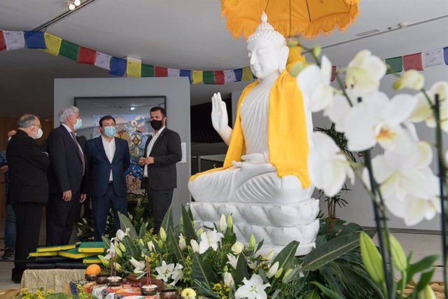 El presidente de la Junta visita la estatua de Buda en Cáceres