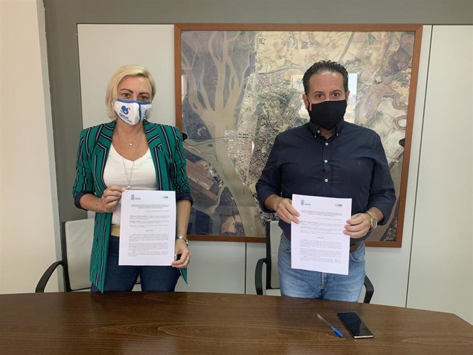 La concejala de Comercio y Mercados, Tania González y el presidente de la Asociación Provincial de Bares, Restaurantes y Cafeterías de Huelva, Rafael Acevedo.