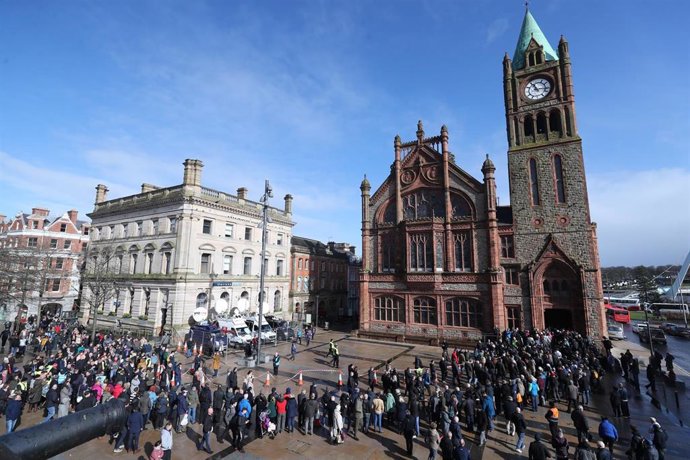 Simpatizantes y familiares de las víctimas tras el acto donde se hizo pública la imputación de un soldado británico por el "Domingo Sangriento" en 2019